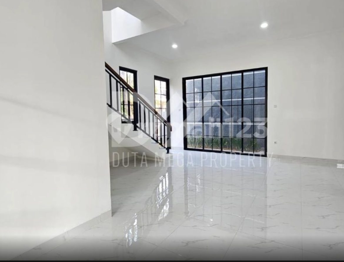 Foto 2 — Rumah Mewah 3 Lantai dengan Kolam Renang, Sutera Onyx